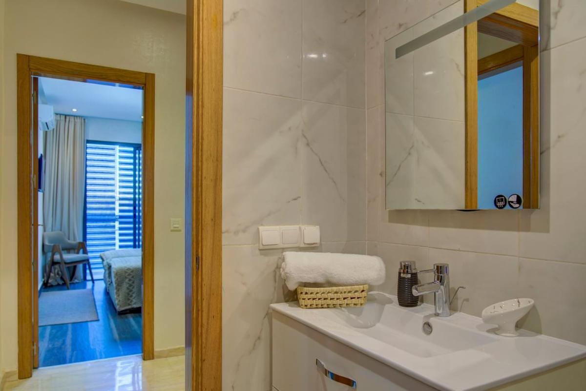 Luxe 3 Bedroom Piscine Apartment *
